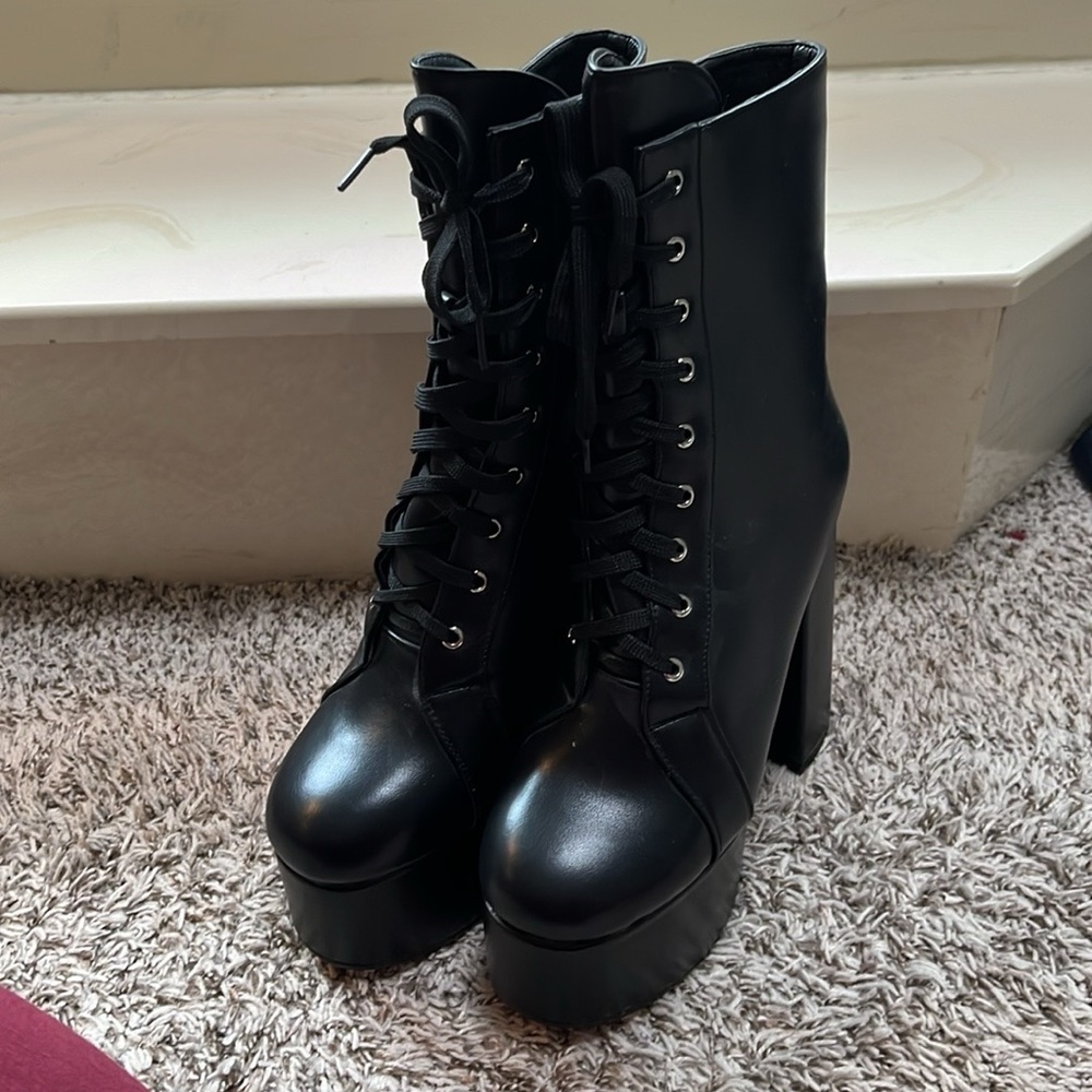 Lamoda Baddie Squad Platform Boots - size 8 new